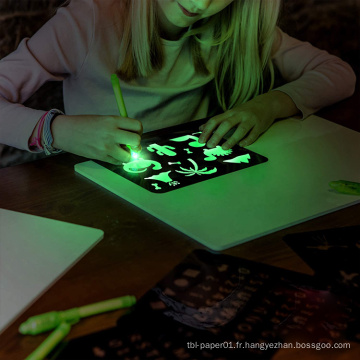 Tableau d&#39;écriture magique pour enfants qui brille dans le noir